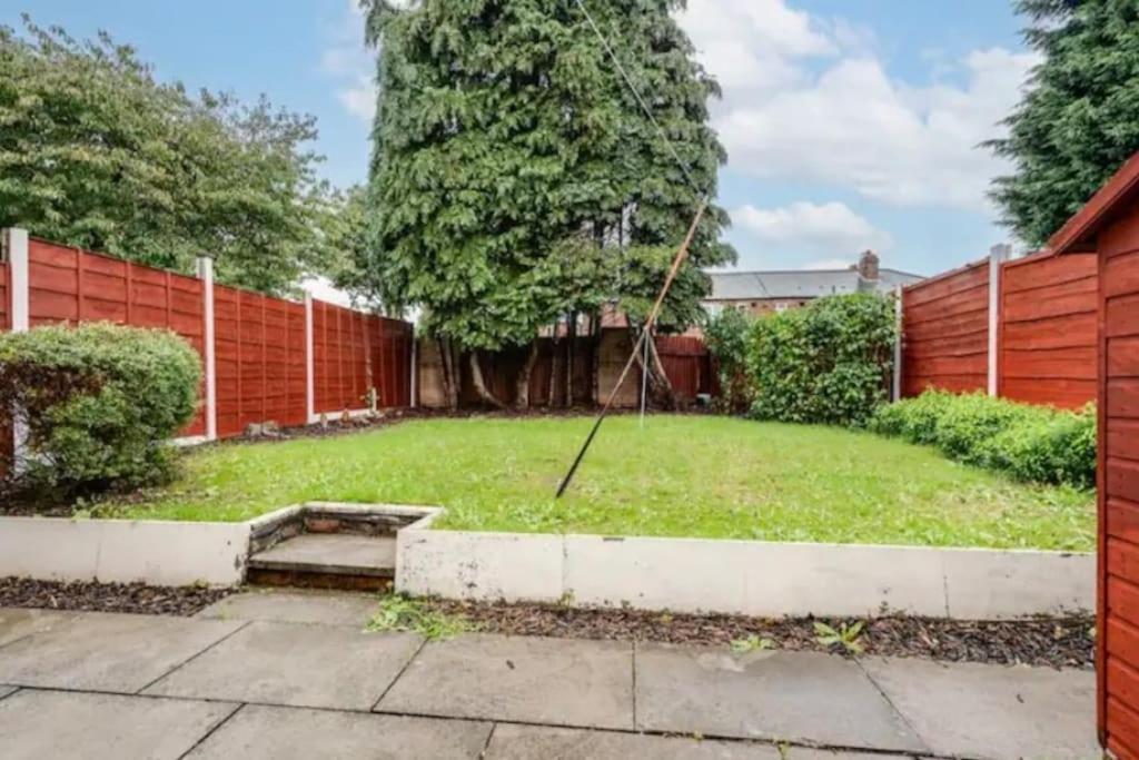 New Build House Near Trafford Centre With Drive Manchester Eksteriør bilde