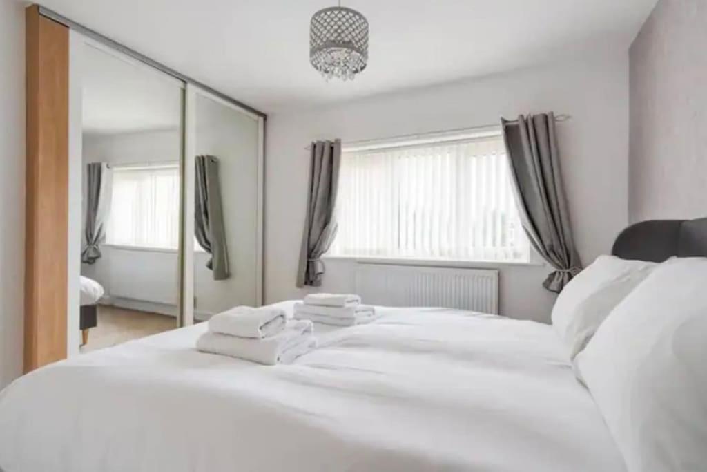 New Build House Near Trafford Centre With Drive Manchester Eksteriør bilde