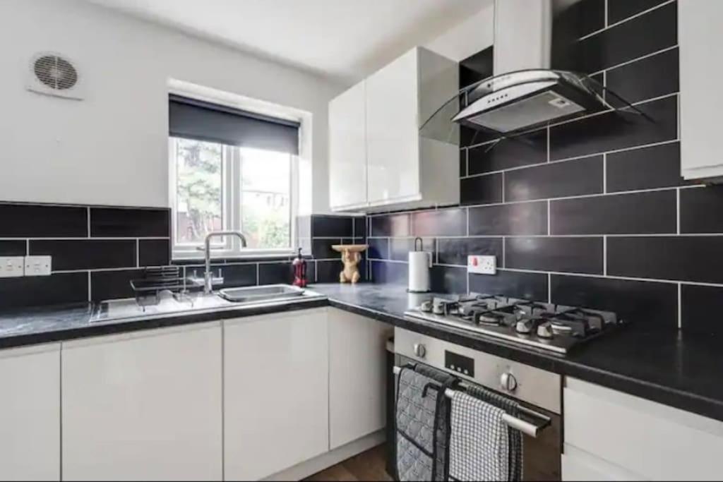 New Build House Near Trafford Centre With Drive Manchester Eksteriør bilde