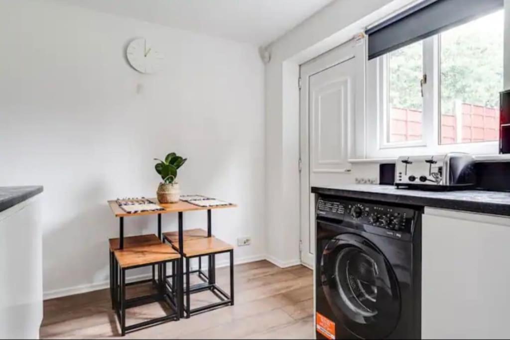 New Build House Near Trafford Centre With Drive Manchester Eksteriør bilde