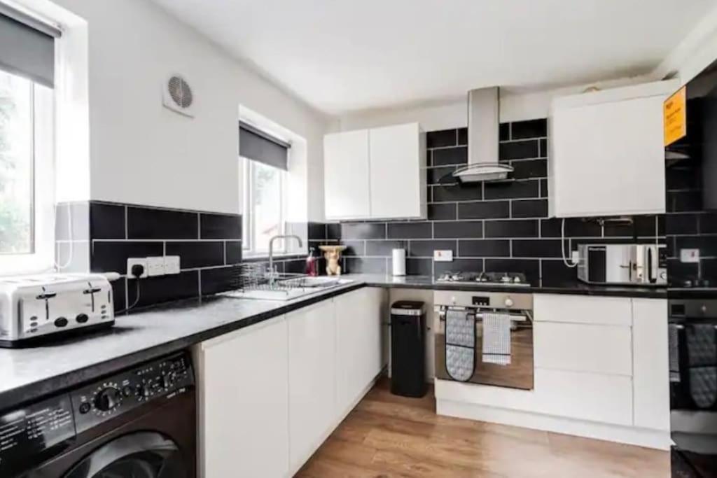 New Build House Near Trafford Centre With Drive Manchester Eksteriør bilde